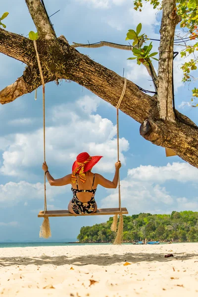 Schöne Frau Auf Einer Schaukel Strand Thailand — Stockfoto