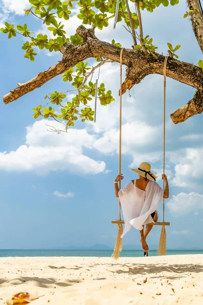 Vacker Kvinna Gunga Stranden Thailand — Stockfoto