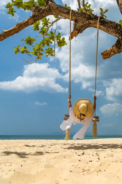 Vacker Kvinna Gunga Stranden Thailand — Stockfoto