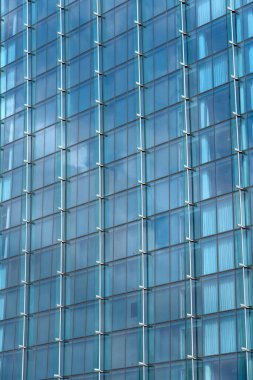 Güneşli bir günde gökdelen pencereleri