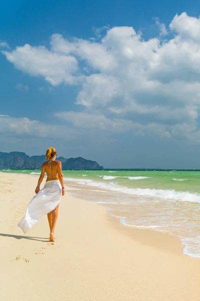 Bella Donna Piedi Sulla Spiaggia Thailandia — Foto Stock
