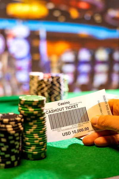 赌场黑杰克桌上的10000美元的代金券 — 图库照片