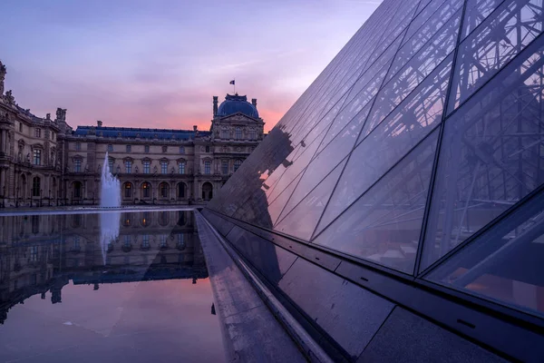 Париж Франция Марта 2020 Вид Знаменитый Музей Лувра Пирамидой Лувра — стоковое фото