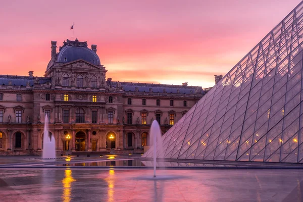 Paris Frankrike Mars 2020 Utsikt Över Louvren Med Louvren Pyramid — Stockfoto