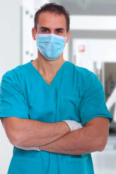 Mannelijke Arts Draagt Een Gezichtsmasker Het Ziekenhuis — Stockfoto