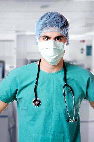 Médico Masculino Usando Uma Máscara Facial Hospital — Fotografia de Stock