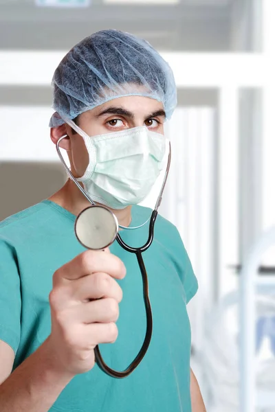 Manlig Läkare Bär Ansiktsmask Sjukhuset — Stockfoto