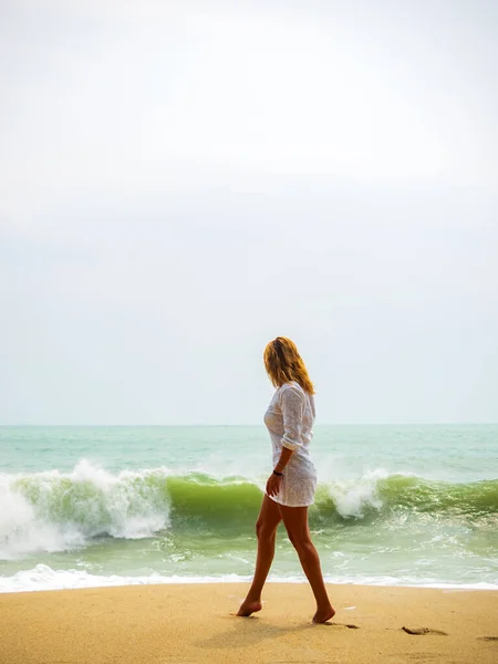 Bella Donna Sulla Spiaggia Thailandia — Foto Stock