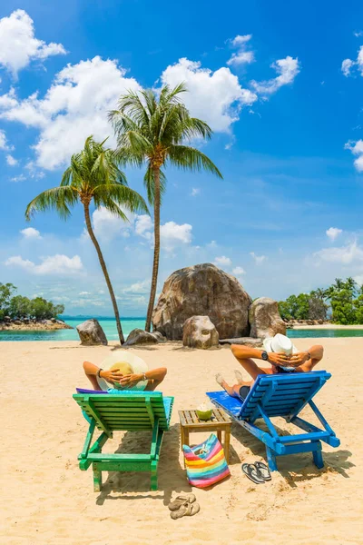 Romantische Scène Van Een Paar Zitten Ontspannen Het Tropische Strand — Stockfoto