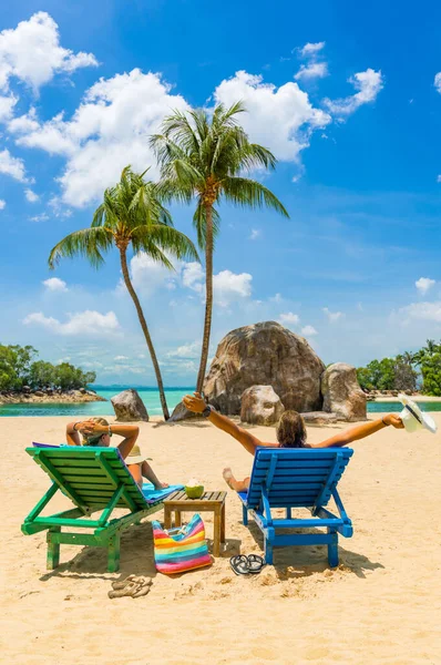 Romantic Scene Couple Sitting Relaxing Tropical Beach — Stock Photo, Image