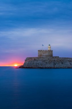 Yunanistan 'ın Rodos Limanı, güneş doğarken