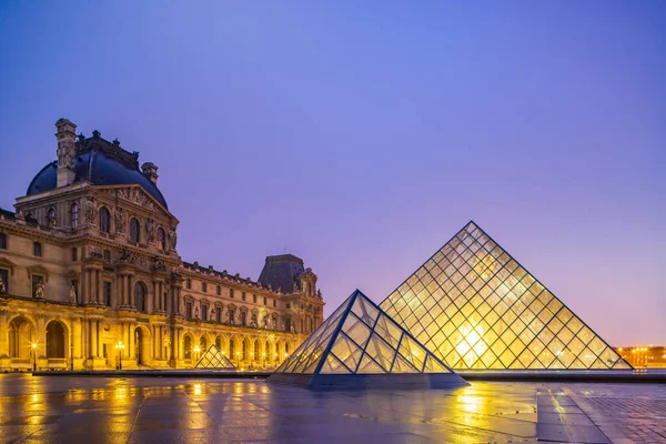Paris France Mart 2020 Gündoğumunda Louvre Piramidi Ile Ünlü Louvre — Stok fotoğraf