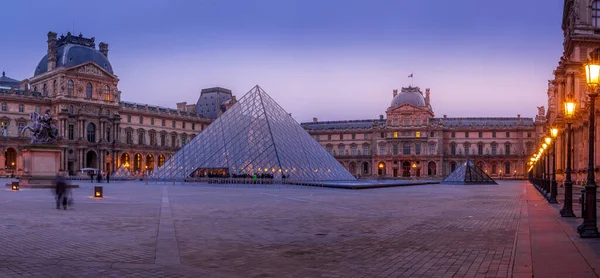 Paris França Março 2020 Vista Famoso Museu Louvre Com Pirâmide — Fotografia de Stock