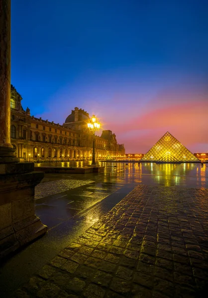 2020年3月19日 日出时参观著名的卢浮宫和卢浮宫金字塔 卢浮宫是世界上最大 访问量最大的博物馆之一 — 图库照片