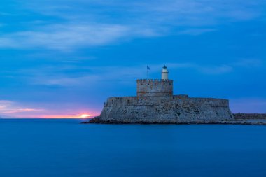 Yunanistan 'ın Rodos Limanı, güneş doğarken