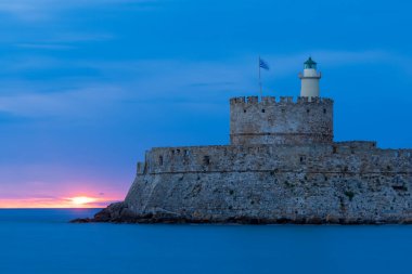 Yunanistan 'ın Rodos Limanı, güneş doğarken
