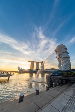 ŞİRKETİ ŞARKI: 15 Şubat 2020: Singapur Merlion Parkı şehir merkezi Singapur iş bölgesi, gün doğumunda