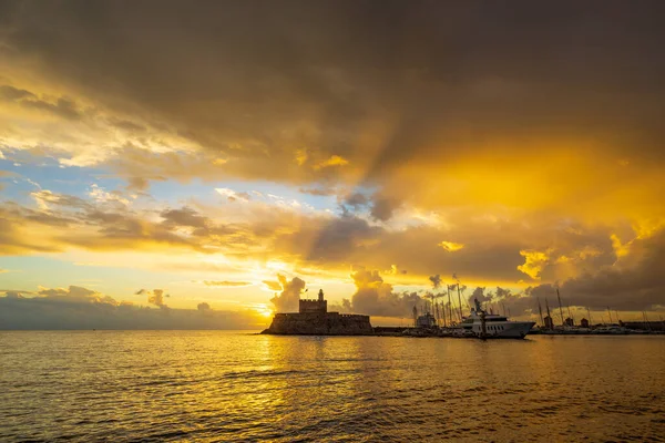 Hafen Der Insel Rhodos Griechenland Bei Sonnenaufgang — Stockfoto
