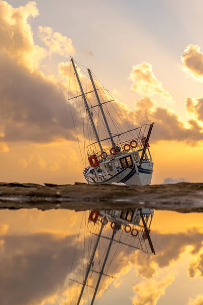 Günbatımında Bir Tekne Enkazı — Stok fotoğraf