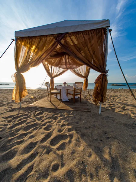 Middagsbord Vid Stranden Vid Solnedgången Bali — Stockfoto