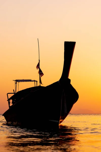传统的长尾船落日时分在泰国海滩上 — 图库照片