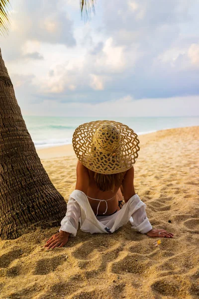 Bella Donna Sulla Spiaggia Thailandia — Foto Stock