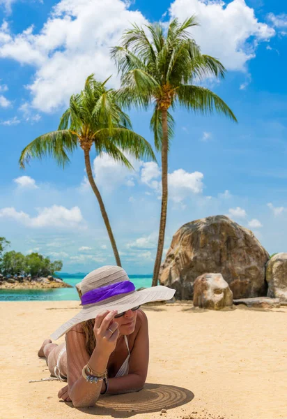 Kvinna Stranden Den Tropiska Semesterorten — Stockfoto