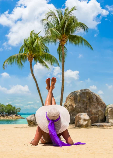 Femme Sur Plage Station Tropicale — Photo