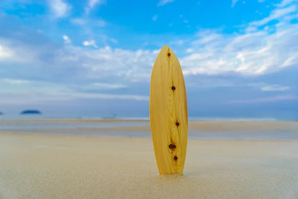 热带海滩上的冲浪板 — 图库照片