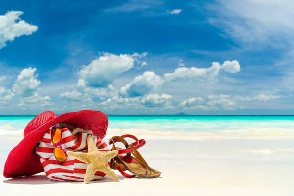 热带海滩泳帽及海星 — 图库照片