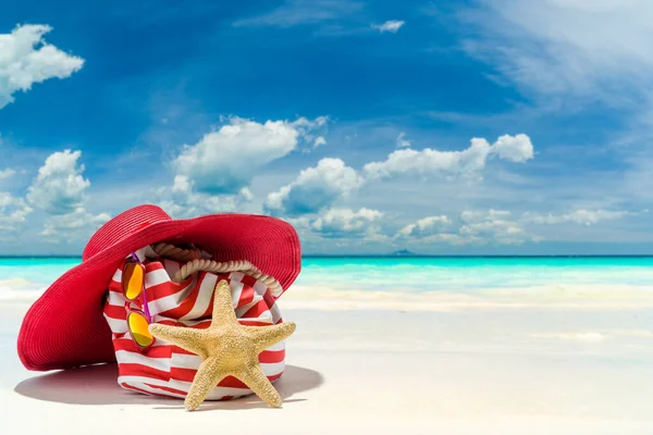 Kapelusz Torbą Plażową Rozgwiazdy Tropikalnej Plaży — Zdjęcie stockowe