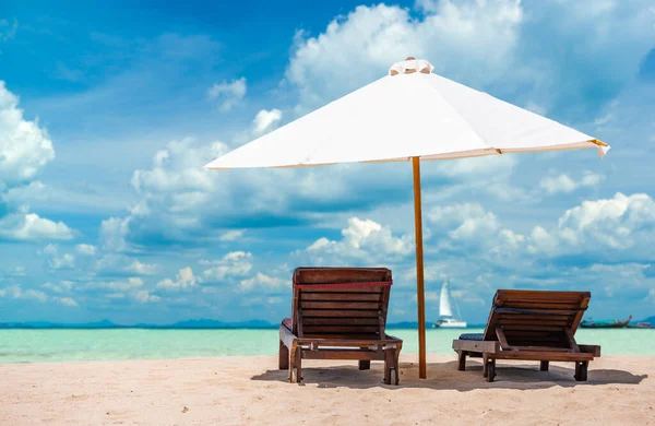 热带海滩的日光浴床和雨伞 — 图库照片