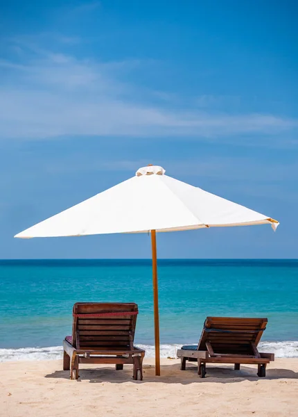 Ligstoelen Parasols Het Tropische Strand — Stockfoto