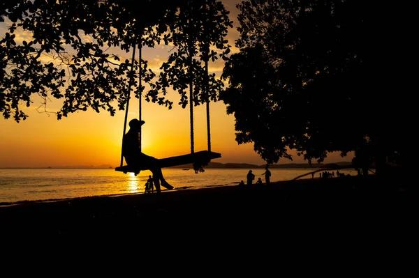 Mujer Columpio Playa Atardecer — Foto de Stock