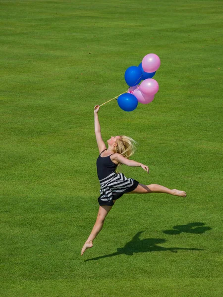 Woman Holding Ballons Jumping Grass — Stock Photo, Image