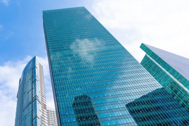 Güneşli bir günde gökdelen pencereleri