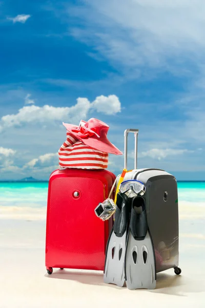 热带海滩的行李 — 图库照片