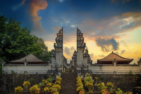 バリ島の寺院の入り口インドネシア — ストック写真