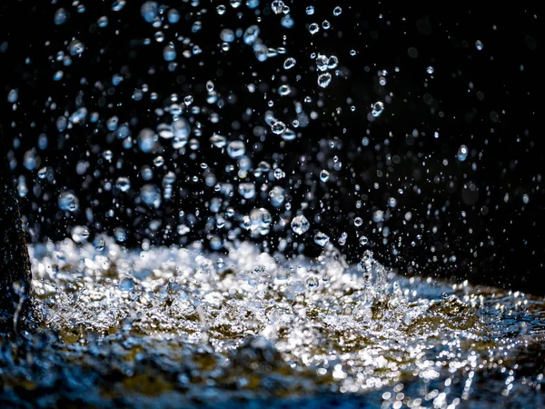 Wasser Fällt Über Schwarzen Hintergrund — Stockfoto