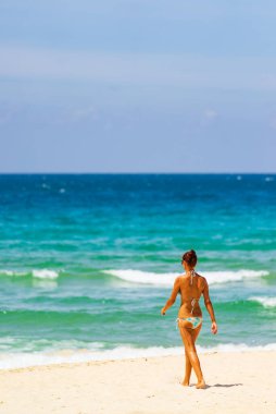 Tayland sahilinde güzel bir kadın.