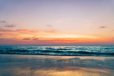 Tropikal sahilde güzel bir gün batımı 