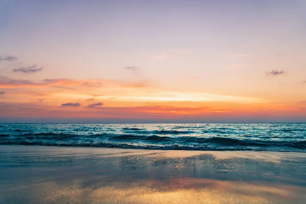 Vacker Solnedgång Vid Den Tropiska Stranden — Stockfoto