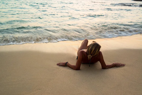 日落时分热带海滩上的美女 — 图库照片