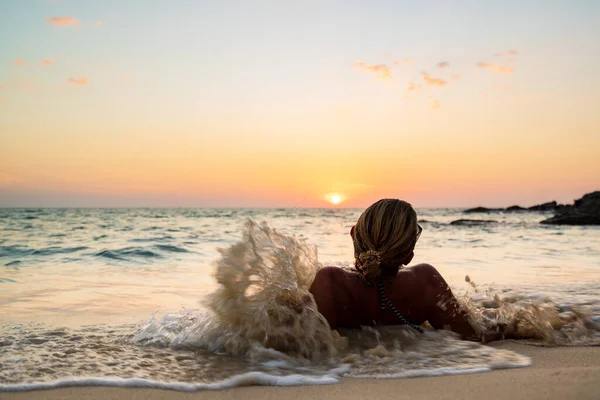 Mooie Vrouw Het Tropische Strand Bij Zonsondergang — Stockfoto