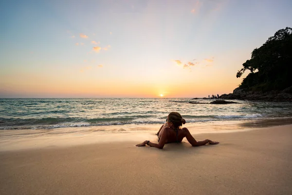 Mooie Vrouw Het Tropische Strand Bij Zonsondergang — Stockfoto