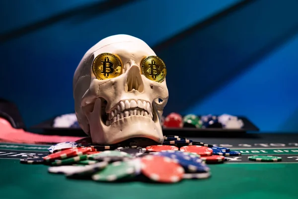 Bitcoin Human Skull Black Jack Table — 图库照片