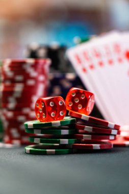 Kartlar ve zarlarla dolu kumarhane masası.
