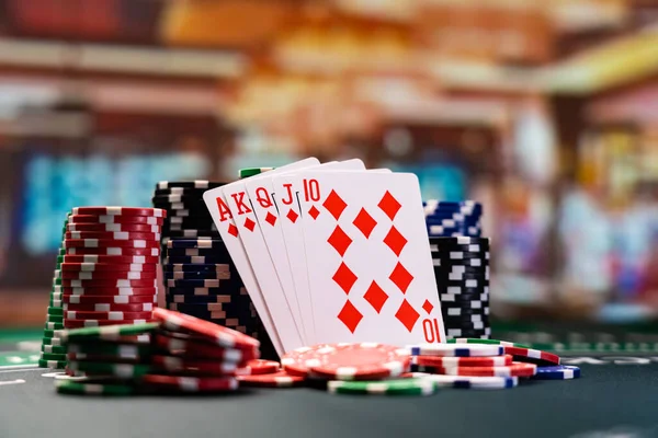 Kumarhane Fişleri Ile Poker Kraliyet Floşu — Stok fotoğraf