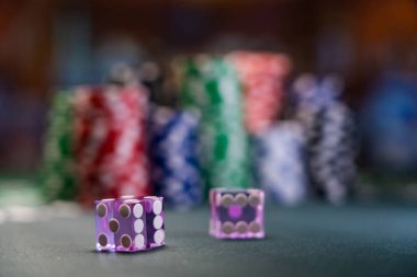 Kumarhane masasındaki baharatlar 