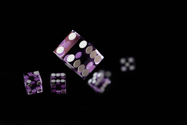 Purple Casino Kostki Czarnym Tle Płytka Głębia Ostrości — Zdjęcie stockowe
